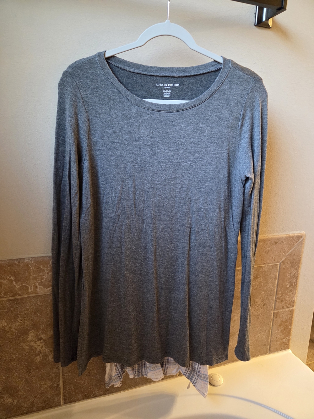 A Pea in the Pod Gray Long Sleeve Scoop Neck Nursing Top